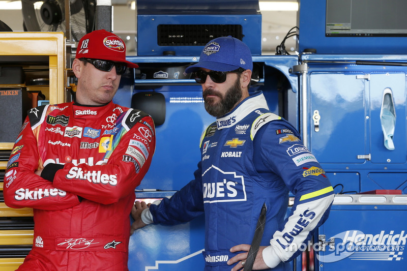 Kyle Busch, Joe Gibbs Racing Toyota; Jimmie Johnson, Hendrick