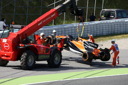 The car of Fernando Alonso, McLaren MCL32 is recovered in FP1