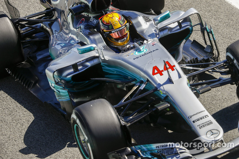 Het startnummer op de Mercedes is opgeschoven omdat de neus smaller geworden is