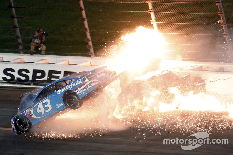 Aric Almirola, Richard Petty Motorsports Ford, Danica Patrick, Stewart-Haas Racing Ford, Joey Logano