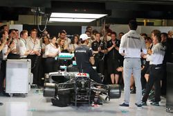 Lewis Hamilton, Mercedes AMG F1; Toto Wolff, Mercedes AMG F1 accionista y Director Ejecutivo; Nico R