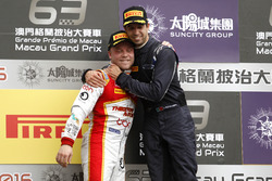 Podium: Race winner António Felix da Costa, Carlin Dallara Volkswagen und Felix Rosenqvist, SJM Theodore Racing by Prema Dallara Mercedes
