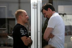 Valtteri Bottas, Mercedes AMG F1 und Toto Wolff, Mercedes AMG F1, Sportchef