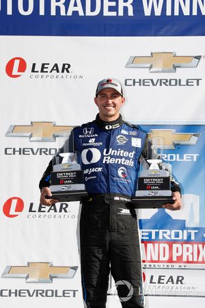 Podium: racewinnaar Graham Rahal, Rahal Letterman Lanigan Racing Honda met zijn bekers van beide ove