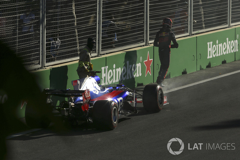 Daniil Kvyat ainda abandonaria a prova na volta 10, trazendo o primeiro Safety Car da prova.