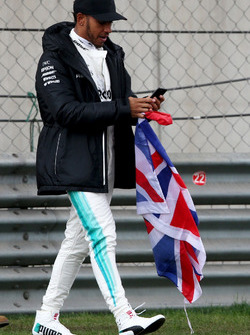 Lewis Hamilton, Mercedes AMG, va en piste pour voir les fans et prend le drapeau du Royaume-Uni