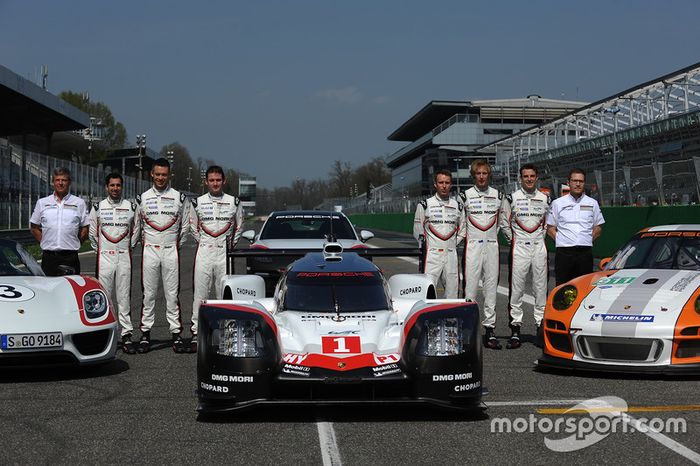 Andreas Seidl, director de Porsche Team, Fritz Enzinger, Vice Presidente LMP1 Porsche Team, Timo Bernhard, Earl Bamber, Brendon Hartley, Neel Jani, Andre Lotterer, Nick Tandy, durante el lanzamiento de Porsche Team