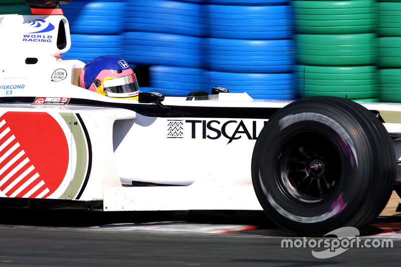 BAR en el Gran Premio de Francia de 2001: aún con Lucky Strike y 555, modificaron los logotipos de ambas marcas
