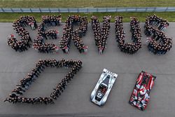 Gruppenfoto der Audi-Mitarbeiter mit dem Audi R8 1999 und dem Audi R18 2016