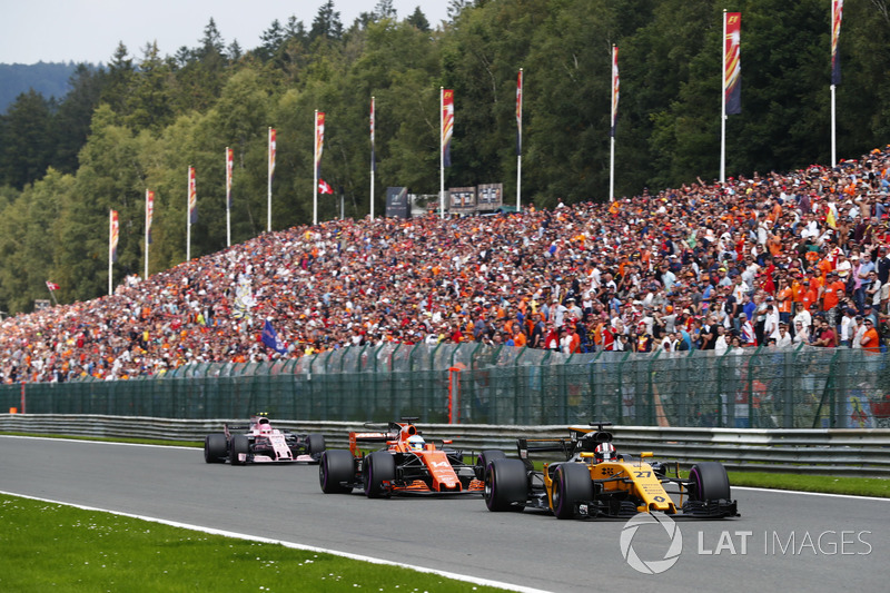 Nico Hulkenberg, Renault Sport F1 Team RS17, Fernando Alonso, McLaren MCL32, Esteban Ocon, Sahara Force India F1 VJM10