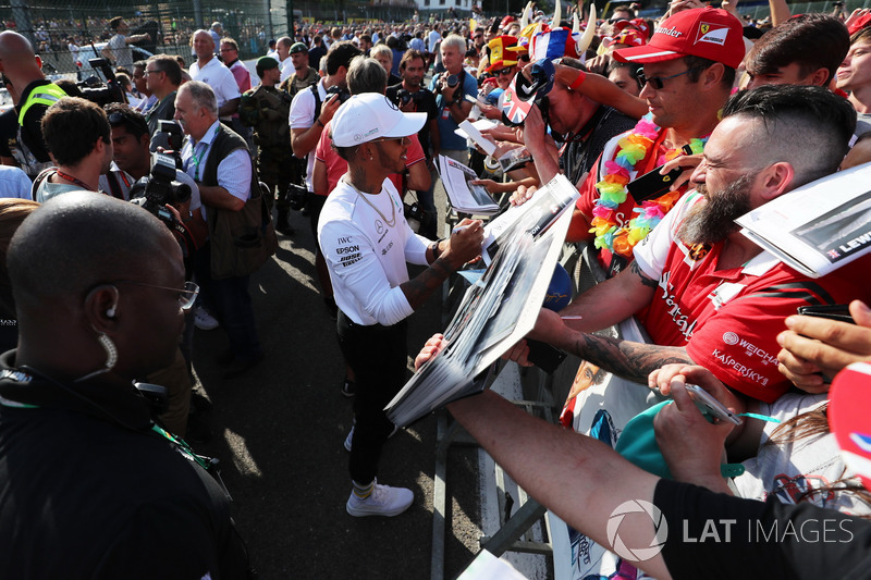 Lewis Hamilton, Mercedes AMG F1 signs autographs for the fans