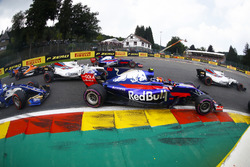 Carlos Sainz Jr., Scuderia Toro Rosso STR12, Felipe Massa, Williams FW40, Marcus Ericsson, Sauber C36, the remainder at the start