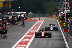 Stoffel Vandoorne, McLaren MCL32, Kevin Magnussen, Haas F1 Team VF-17