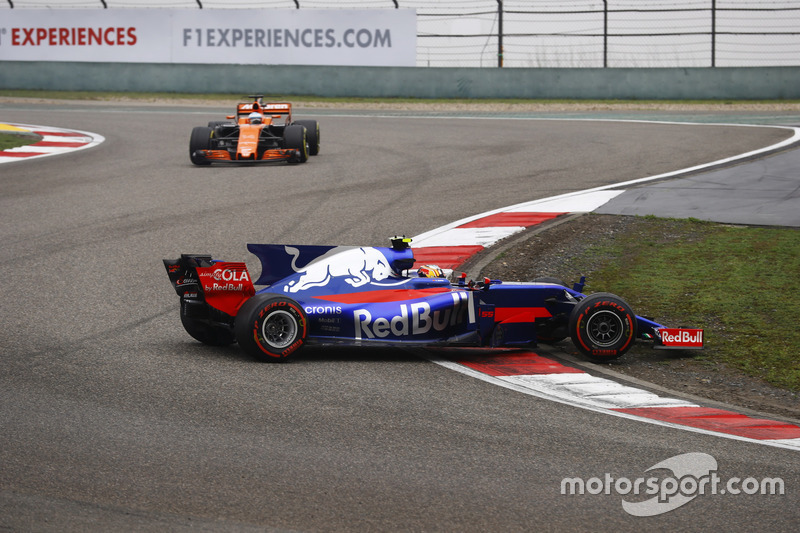 Carlos Sainz Jr., Scuderia Toro Rosso STR12, gira al inicio frente de Fernando Alonso, McLaren MCL32