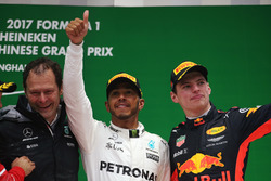 Aldo Costa, ingeniero jefe de Mercedes AMG, Lewis Hamilton, Mercedes AMG, y Max Verstappen, Red Bull
