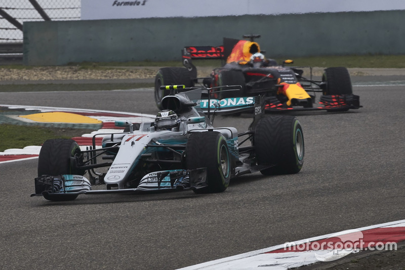 Valtteri Bottas, Mercedes AMG F1 W08 y Daniel Ricciardo, Red Bull Racing RB13