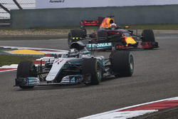 Valtteri Bottas, Mercedes AMG F1 W08 y Daniel Ricciardo, Red Bull Racing RB13