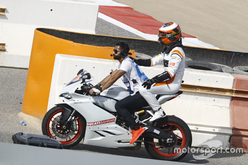 Stoffel Vandoorne, McLaren, consegue uma carona de moto