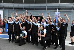 Il team Volvo Polestar festeggia la vittoria