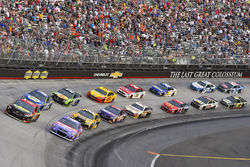 Erik Jones, Furniture Row Racing Toyota, Kyle Larson, Chip Ganassi Racing Chevrolet start