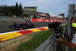 Carlos Sainz Jr., Scuderia Toro Rosso STR12 y un cámara