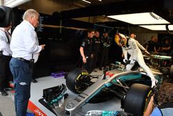 Jo Bauer, FIA Technical Delegate watches Lewis Hamilton, Mercedes-Benz F1 W08 with halo