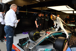Jo Bauer, délégué tehcnique de la FIA observe Lewis Hamilton, Mercedes-Benz F1 W08 avec le Halo
