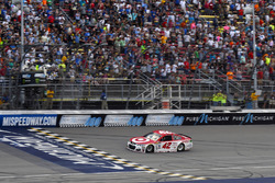 Kyle Larson, Chip Ganassi Racing Chevrolet takes the checkered flag