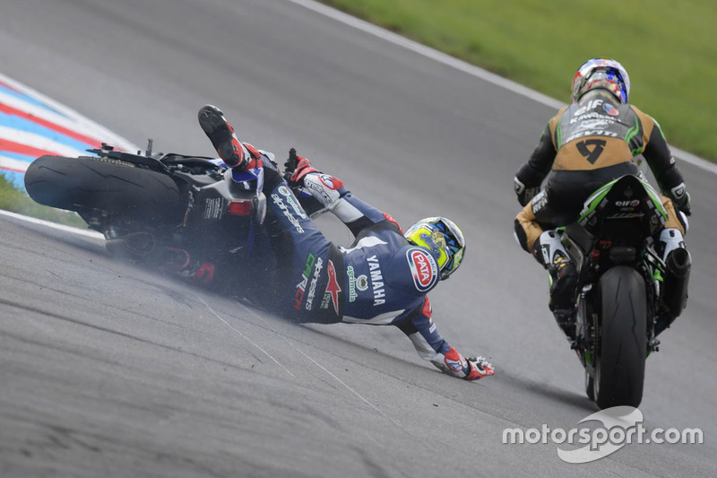 Crash von Kenan Sofuoglu, Kawasaki Puccetti Racing, Federico Caricasulo, GRT Yamaha Official WorldSSP Team