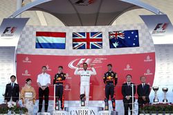 Podium: winnaar Lewis Hamilton, Mercedes AMG F1, tweede Max Verstappen, Red Bull Racing, derde Danie