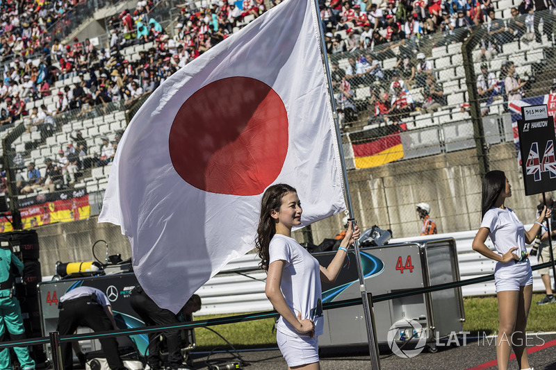 Grid girl with the flag of Japan