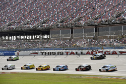 Brad Keselowski, Team Penske Ford and David Ragan, Front Row Motorsports, Ford Fusion