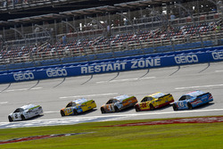 Brad Keselowski, Team Penske Ford, Ricky Stenhouse Jr., Roush Fenway Racing Ford e Kevin Harvick, St