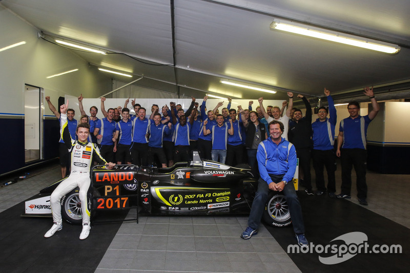 Lando Norris, Carlin Dallara F317 - Volkswagen viert met het team