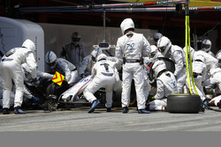 Felipe Massa, Williams FW40, in the pits