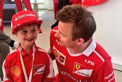 Kimi Räikkönen, Ferrari, avec Thomas, un jeune fan