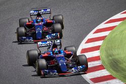 Carlos Sainz Jr., Scuderia Toro Rosso STR12, Daniil Kvyat, Scuderia Toro Rosso STR12