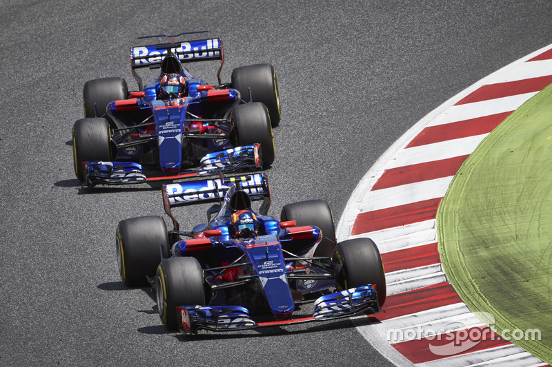 Carlos Sainz Jr., Scuderia Toro Rosso STR12, Daniil Kvyat, Scuderia Toro Rosso STR12