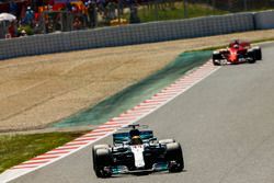 Льюис Хэмилтон, Mercedes AMG F1 W08, и Себастьян Феттель, Ferrari SF70H