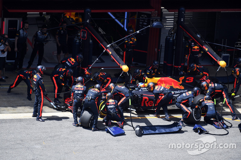 Daniel Ricciardo, Red Bull Racing RB13 pitstop