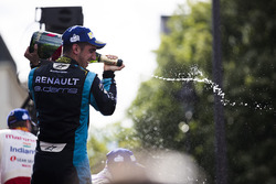 Sébastien Buemi, Renault e.Dams, célèbre sa victoire