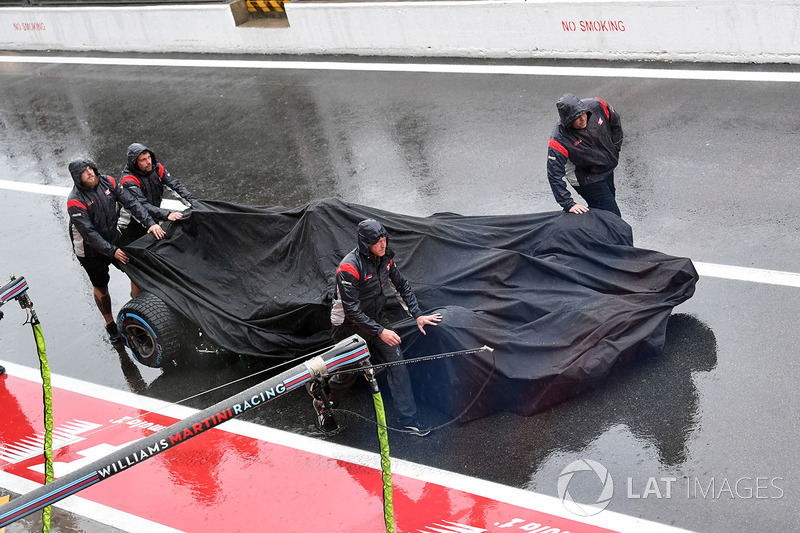 The car of Romain Grosjean, Haas F1 Team VF-17 is recovered after crashing