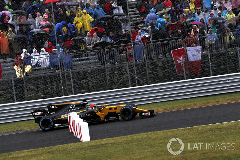 Nico Hulkenberg, Renault Sport F1 Team RS17 runs wide into the bollards