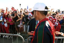 Lewis Hamilton, Mercedes AMG F1 signe des autographes pour les fans
