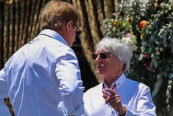 Bernie Ecclestone, con Danny Sullivan, delegado de FIA