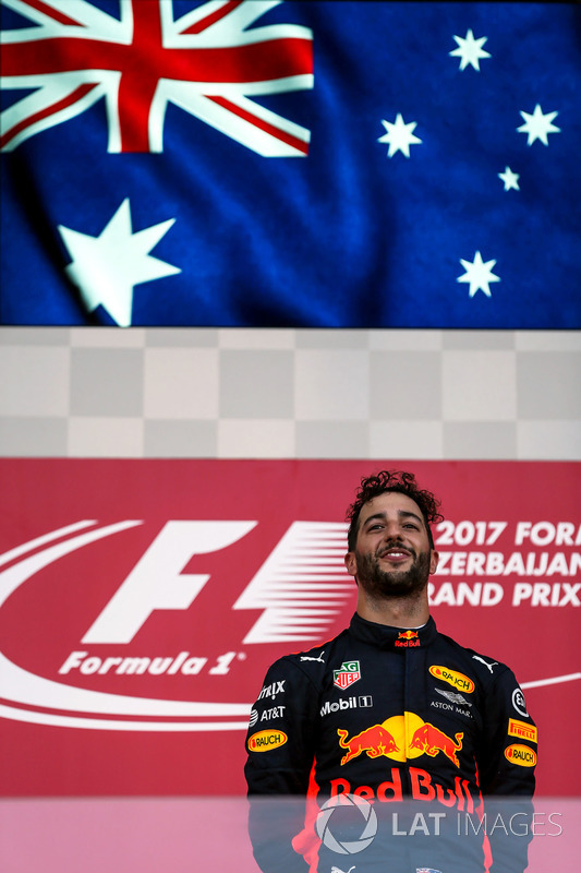 Il vincitore della gara Daniel Ricciardo, Red Bull Racing festeggia sul podio