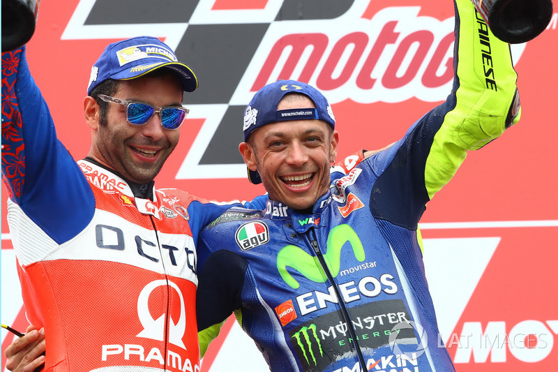 Podio: il secondo classificato Danilo Petrucci, Pramac Racing, il vincitore della gara Valentino Rossi, Yamaha Factory Racing