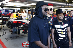 Los Black Eyed Peas posan frente al garaje de Red Bull