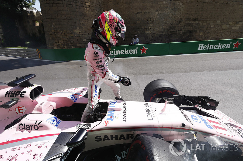 Sergio Perez, Force India, esce dalla sua monoposto incidentata