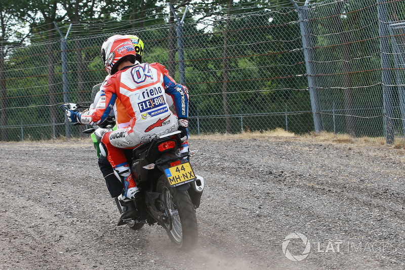 Andrea Dovizioso retourne au stand en scooter après un problème mécanique sur sa moto